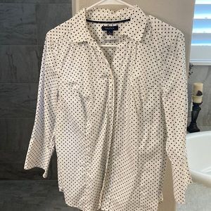 White with black dots. Wrinkle resistant fitted , worn on outside.